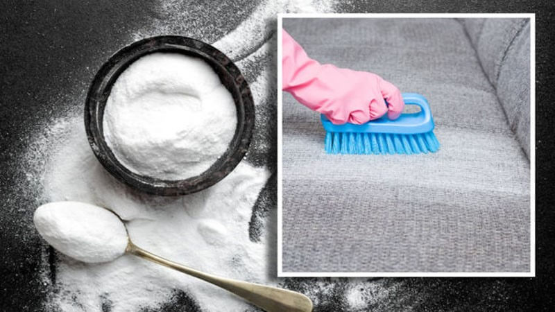 تمیز کردن سطح مبل با استفاده از مواد مخصوص و برس فرش